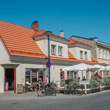 Kaksteist Külalistemaja